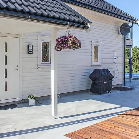 度假居 Beautiful In Grimstad W/ Outdoor Swimming Pool, Sauna And 3 Bedrooms