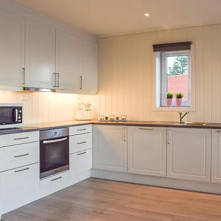 Beautiful In Grimstad W/ Outdoor Swimming Pool, Sauna And 3 Bedrooms غريمستاد